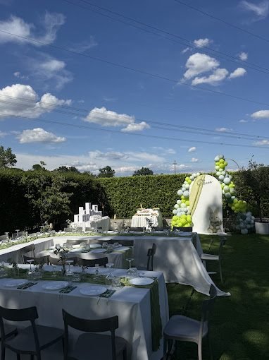 L'esterno allestito per un evento, tavoli in giardino